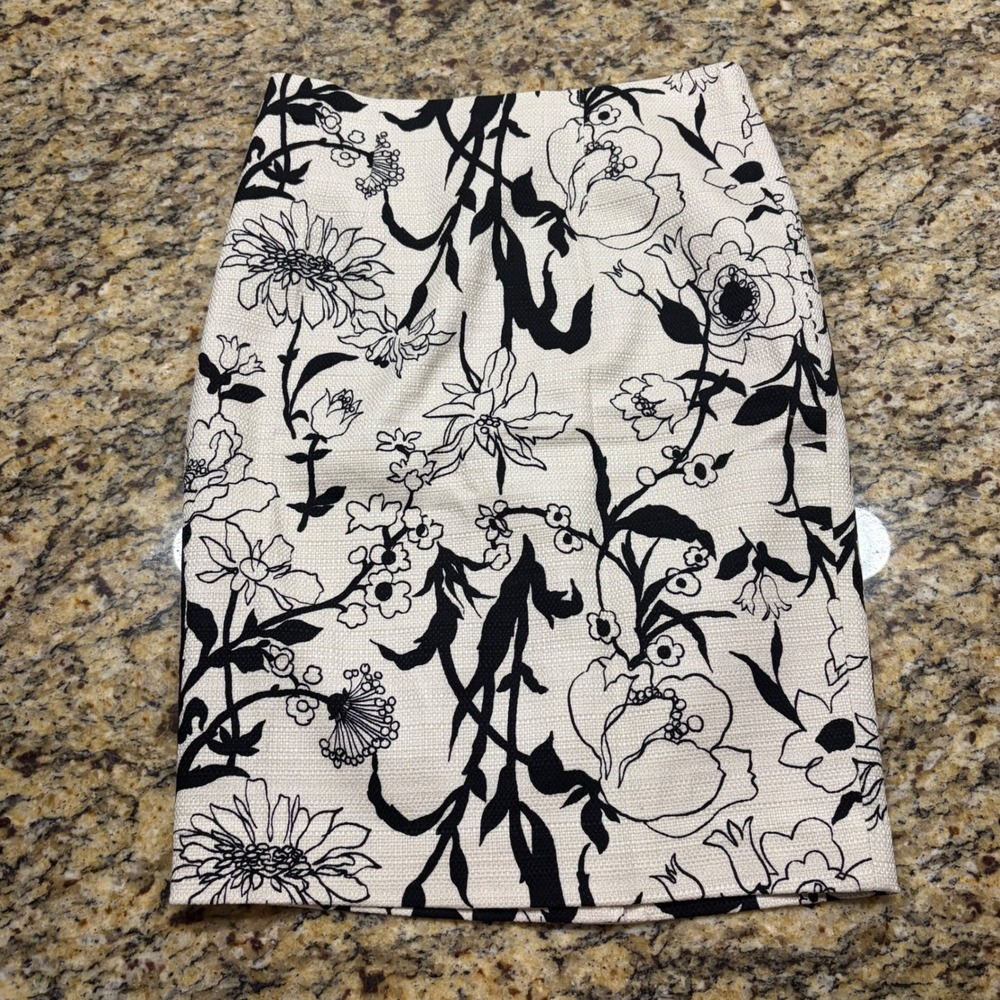 NEW Ann Taylor Floral Pencil Skirt Black White Textured Woven Size 2 ws